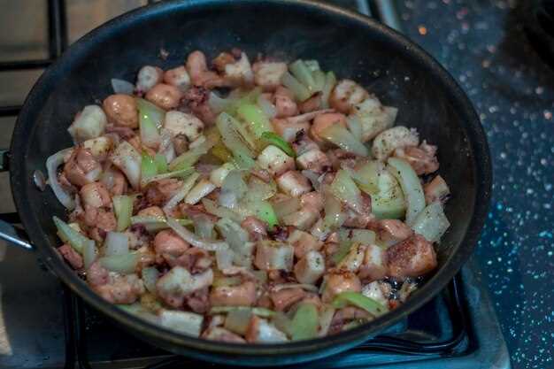 Обжаренные шампиньоны с луком и зеленью