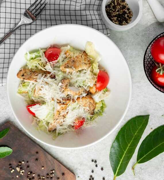 Салат «Цезарь» с курицей и пармезаном