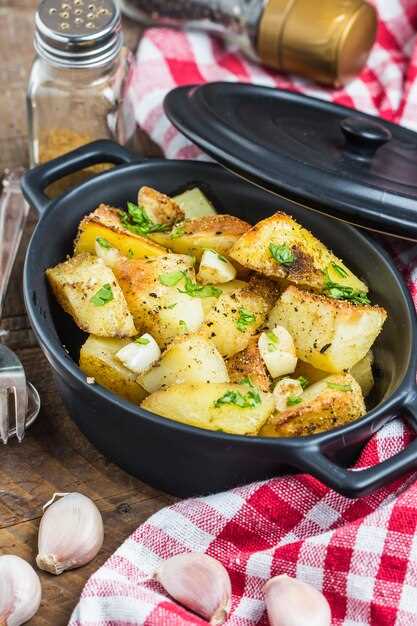 Маринование картофеля с чесноком и специями перед запеканием