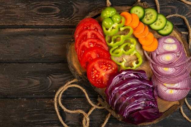 Теплый салат с белокочанной капустой, морковью и обжаренными овощами