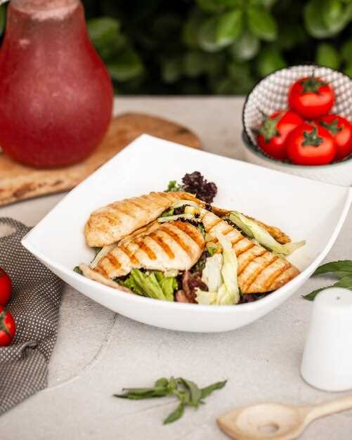 Куриные кусочки в панировке с медово-горчичным соусом