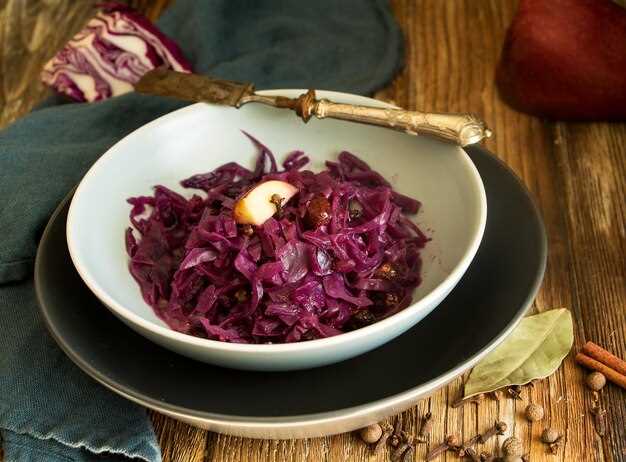 Тушеная красная капуста с яблоками и специями