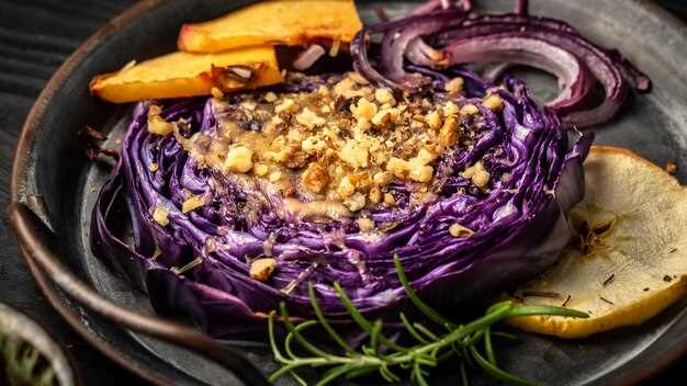 Запечённая капуста с мясом и пряными травами