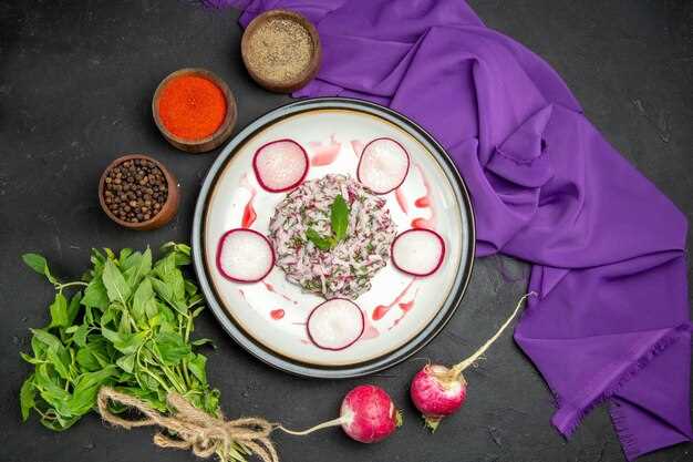 Азиатский салат с редькой, сливовым соусом и зеленым луком