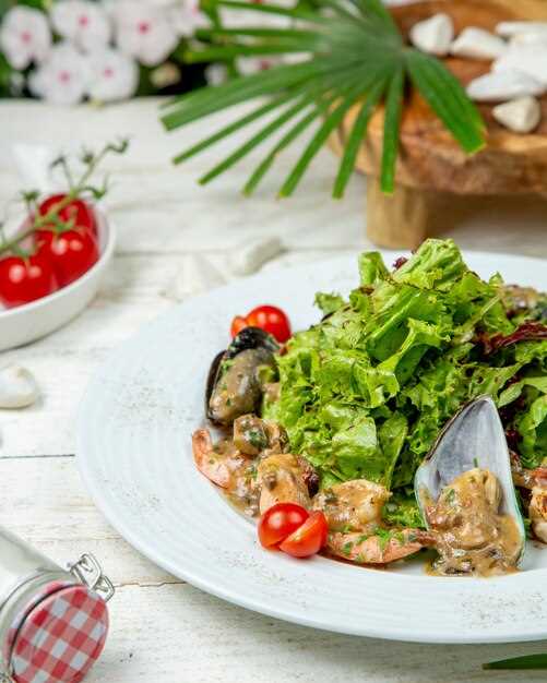 Классический салат с угрем и огурцами