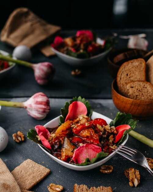 Русский салат с копченой грудинкой, яйцами и зеленым луком