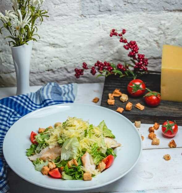 Салат с копченой грудинкой, картофелем и маринованными огурцами