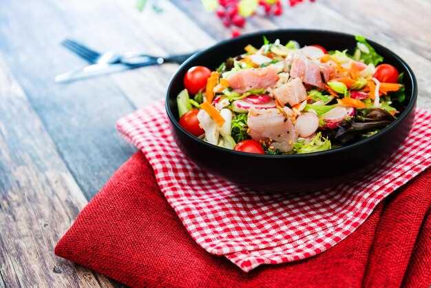 Легкий салат с копченой грудинкой и свежими овощами