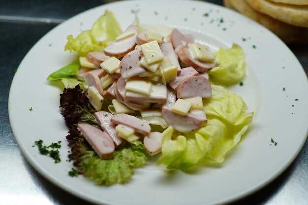 Классические рецепты салатов с сыром и колбасой