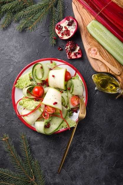 Теплый салат с черри и курицей: техника приготовления и сервировки