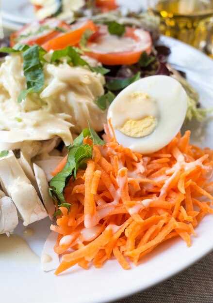 Салат «Летний свежак»: корейская морковь с огурцами и мятой