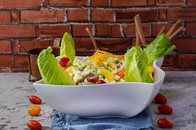 Сезонные салаты с ягодами и орехами: быстрые идеи