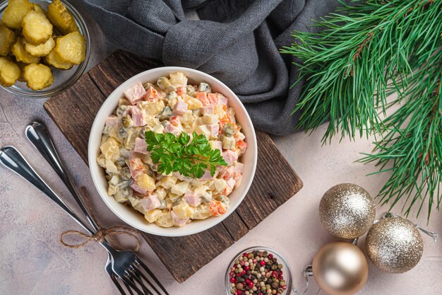 Морковный салат с йогуртом и зеленью: быстрый рецепт