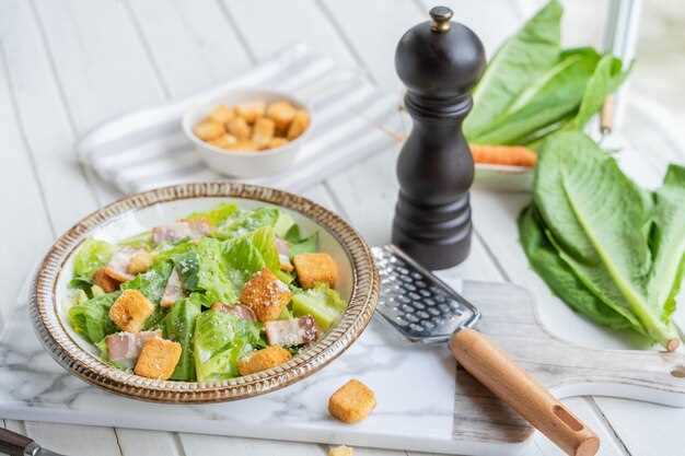 Классический салат с кириешками и курицей